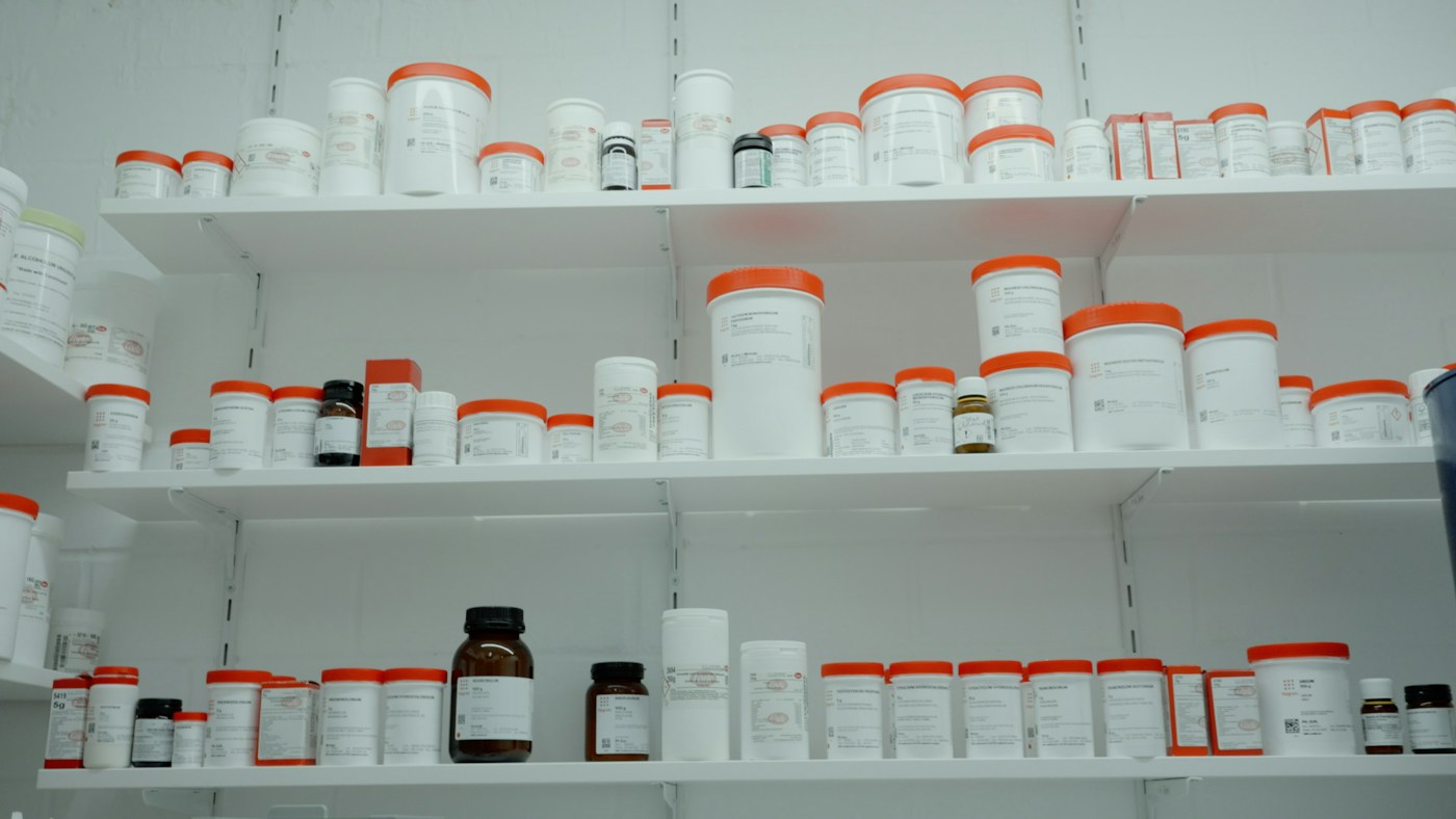 棚に整理して並べられた薬剤の容器